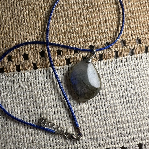 Blue Flash Labradorite Pendant Necklace - Picture 5 of 9